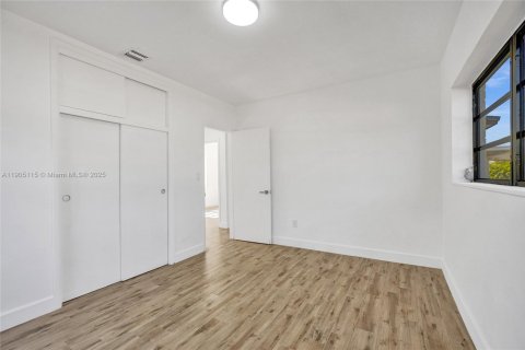 Casa en venta en Hialeah, Florida, 3 dormitorios, 92.9 m2 № 1955264 - foto 24