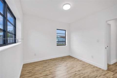 Casa en venta en Hialeah, Florida, 3 dormitorios, 92.9 m2 № 1955264 - foto 30