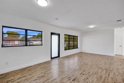 Casa en venta en Hialeah, Florida, 3 dormitorios, 92.9 m2 № 1955264 - foto 9