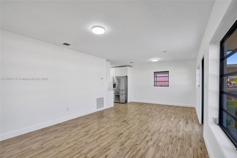 Casa en venta en Hialeah, Florida, 3 dormitorios, 92.9 m2 № 1955264 - foto 13
