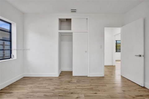 Casa en venta en Hialeah, Florida, 3 dormitorios, 92.9 m2 № 1955264 - foto 26