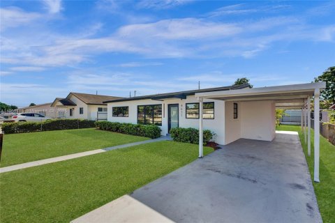 Casa en venta en Hialeah, Florida, 3 dormitorios, 92.9 m2 № 1955264 - foto 2