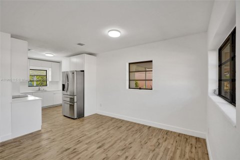 Casa en venta en Hialeah, Florida, 3 dormitorios, 92.9 m2 № 1955264 - foto 14