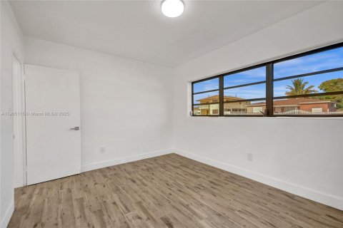 Casa en venta en Hialeah, Florida, 3 dormitorios, 92.9 m2 № 1955264 - foto 25
