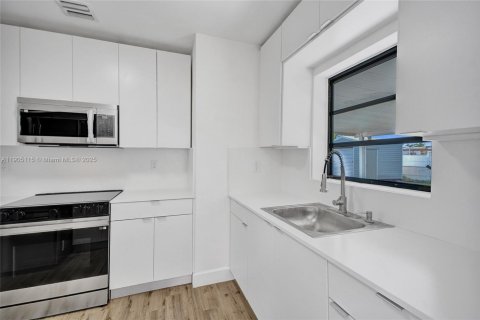 Casa en venta en Hialeah, Florida, 3 dormitorios, 92.9 m2 № 1955264 - foto 18