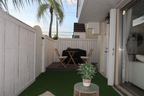 Townhouse in Miami, Florida 2 bedrooms, 92.9 sq.m. № 1988157 - photo 20