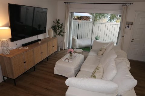 Townhouse in Miami, Florida 2 bedrooms, 92.9 sq.m. № 1988157 - photo 8