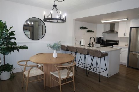 Townhouse in Miami, Florida 2 bedrooms, 92.9 sq.m. № 1988157 - photo 2