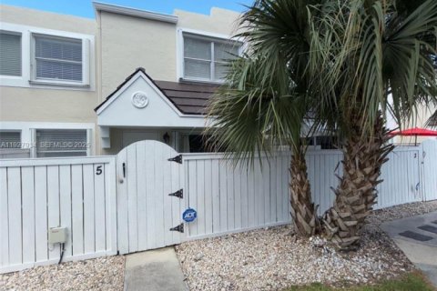 Townhouse in Miami, Florida 2 bedrooms, 92.9 sq.m. № 1988157 - photo 18