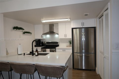 Townhouse in Miami, Florida 2 bedrooms, 92.9 sq.m. № 1988157 - photo 12