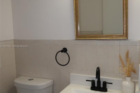 Townhouse in Miami, Florida 2 bedrooms, 92.9 sq.m. № 1988157 - photo 29