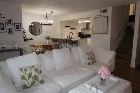 Townhouse in Miami, Florida 2 bedrooms, 92.9 sq.m. № 1988157 - photo 1