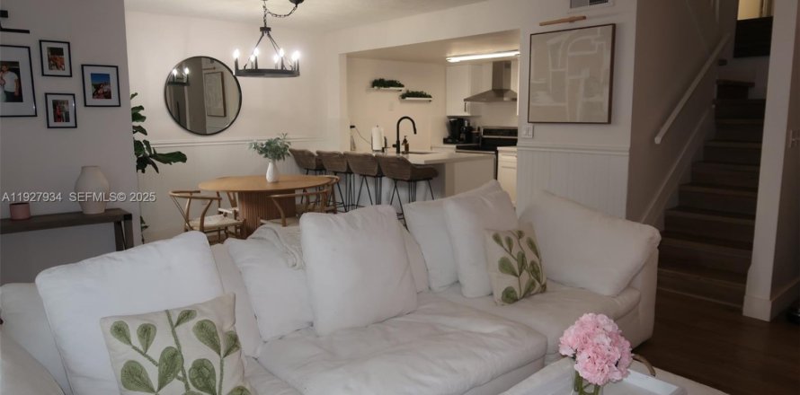 Townhouse in Miami, Florida 2 bedrooms, 92.9 sq.m. № 1988157