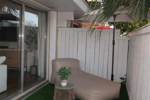 Townhouse in Miami, Florida 2 bedrooms, 92.9 sq.m. № 1988157 - photo 15