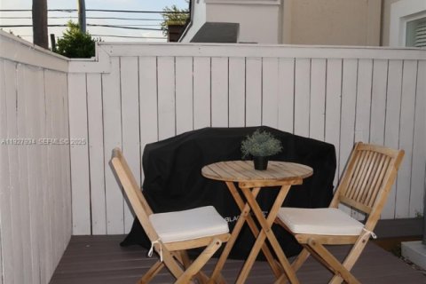 Townhouse in Miami, Florida 2 bedrooms, 92.9 sq.m. № 1988157 - photo 21