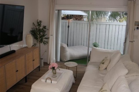 Townhouse in Miami, Florida 2 bedrooms, 92.9 sq.m. № 1988157 - photo 10