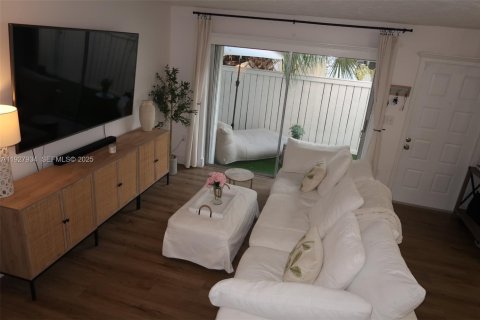 Townhouse in Miami, Florida 2 bedrooms, 92.9 sq.m. № 1988157 - photo 7