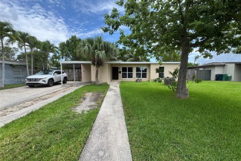 House in Cutler Bay, Florida 3 bedrooms, 129.6 sq.m. № 1841039 - photo 1