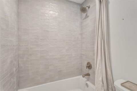 Купить таунхаус в Майами, Флорида 2 спальни, 81.38м2, № 1977317 - фото 15