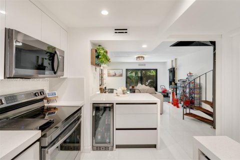 Купить таунхаус в Майами, Флорида 2 спальни, 81.38м2, № 1977317 - фото 3