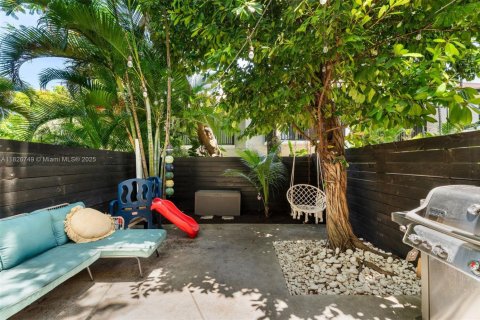 Купить таунхаус в Майами, Флорида 2 спальни, 81.38м2, № 1977317 - фото 25