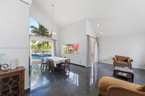 Casa en venta en Pembroke Pines, Florida, 4 dormitorios, 298.31 m2 № 1697329 - foto 14