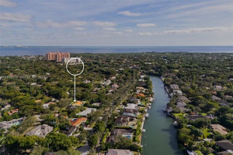 House in Coral Gables, Florida 3 bedrooms, 143.63 sq.m. № 1976657 - photo 17