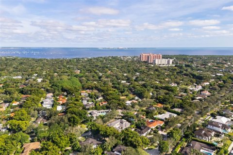 House in Coral Gables, Florida 3 bedrooms, 143.63 sq.m. № 1976657 - photo 14