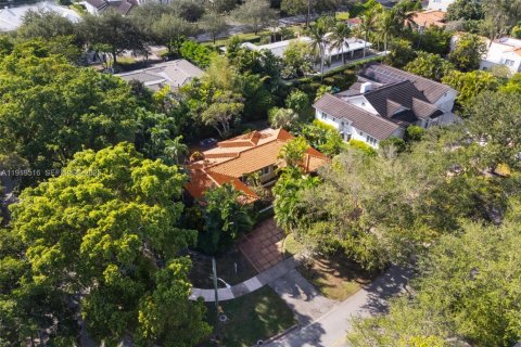 House in Coral Gables, Florida 3 bedrooms, 143.63 sq.m. № 1976657 - photo 6