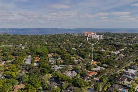 House in Coral Gables, Florida 3 bedrooms, 143.63 sq.m. № 1976657 - photo 15