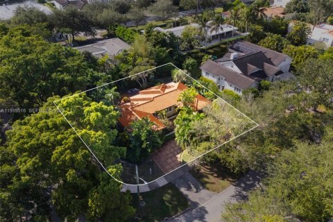 House in Coral Gables, Florida 3 bedrooms, 143.63 sq.m. № 1976657 - photo 7