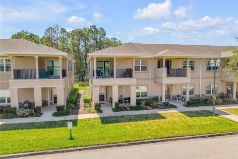 Townhouse in New Smyrna Beach, Florida 4 bedrooms, 221.01 sq.m. № 2110715 - photo 4
