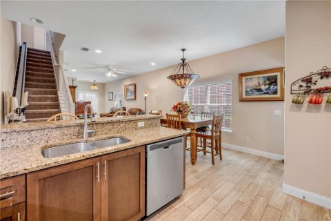 Townhouse in New Smyrna Beach, Florida 4 bedrooms, 221.01 sq.m. № 2110715 - photo 13