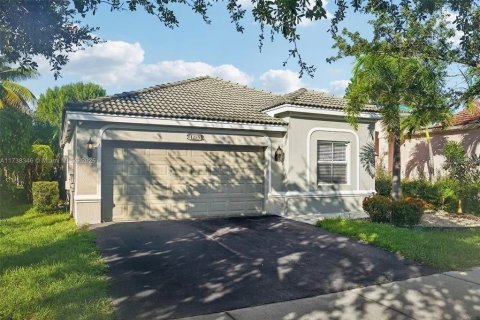 House in Weston, Florida 4 bedrooms, 169.55 sq.m. № 2354734 - photo 2
