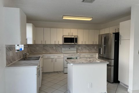 Снять в аренду виллу или дом в Санрайз, Флорида 5 спален, 261.98м2, № 2015073 - фото 6