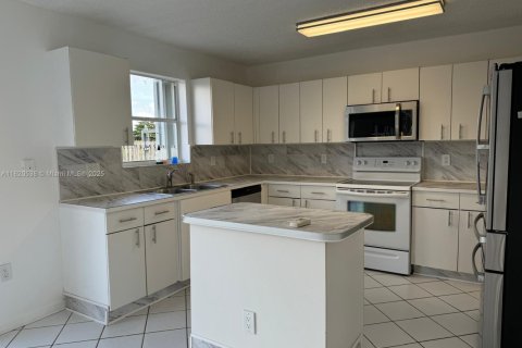 Снять в аренду виллу или дом в Санрайз, Флорида 5 спален, 261.98м2, № 2015073 - фото 5