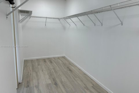 Снять в аренду виллу или дом в Санрайз, Флорида 5 спален, 261.98м2, № 2015073 - фото 11