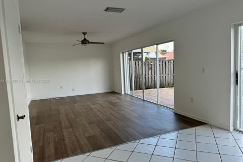 Снять в аренду виллу или дом в Санрайз, Флорида 5 спален, 261.98м2, № 2015073 - фото 3