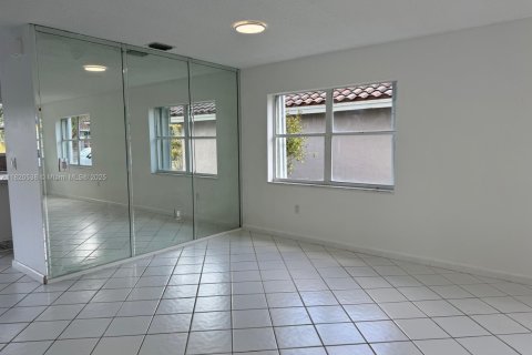 Снять в аренду виллу или дом в Санрайз, Флорида 5 спален, 261.98м2, № 2015073 - фото 22