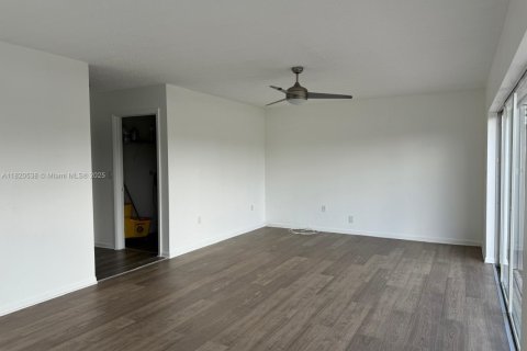 Снять в аренду виллу или дом в Санрайз, Флорида 5 спален, 261.98м2, № 2015073 - фото 19