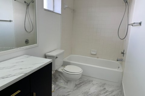 Снять в аренду виллу или дом в Санрайз, Флорида 5 спален, 261.98м2, № 2015073 - фото 17