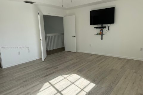 Снять в аренду виллу или дом в Санрайз, Флорида 5 спален, 261.98м2, № 2015073 - фото 24