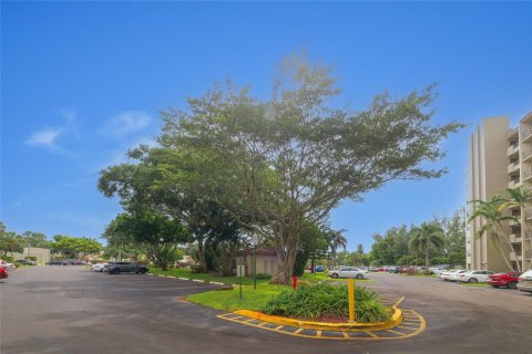 Condo in Lauderhill, Florida, 2 bedrooms  № 1183643 - photo 1