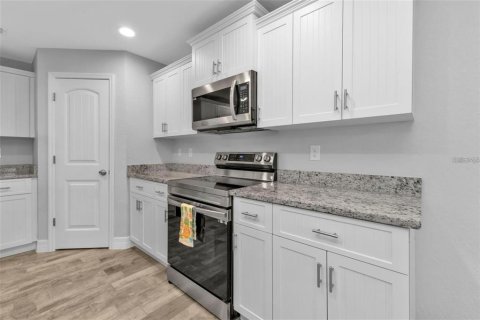 House in Port Charlotte, Florida 3 bedrooms, 167.04 sq.m. № 2217720 - photo 6