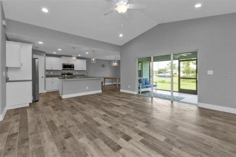 House in Port Charlotte, Florida 3 bedrooms, 167.04 sq.m. № 2217720 - photo 11