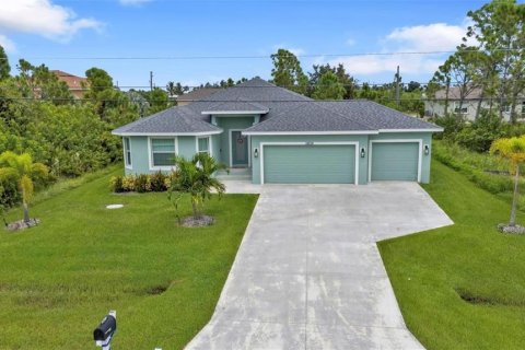 House in Port Charlotte, Florida 3 bedrooms, 167.04 sq.m. № 2217720