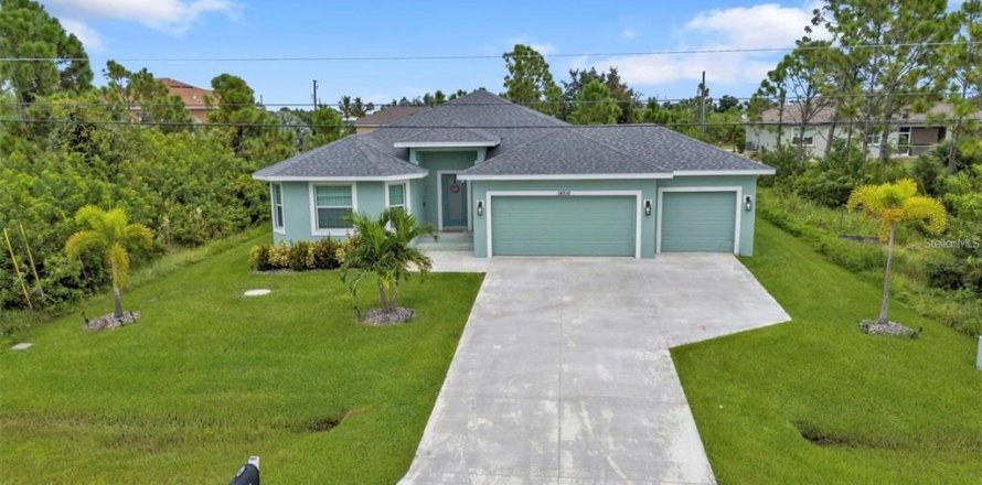 House in Port Charlotte, Florida 3 bedrooms, 167.04 sq.m. № 2217720