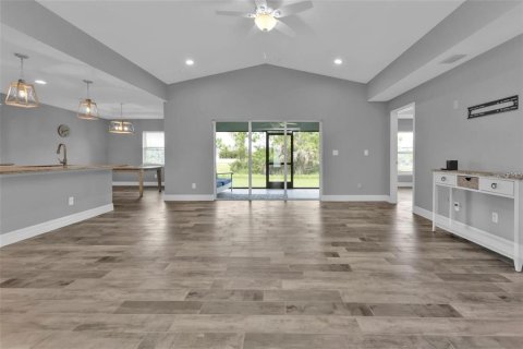 House in Port Charlotte, Florida 3 bedrooms, 167.04 sq.m. № 2217720 - photo 14