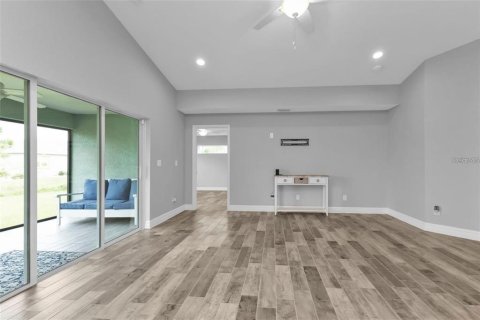 House in Port Charlotte, Florida 3 bedrooms, 167.04 sq.m. № 2217720 - photo 16