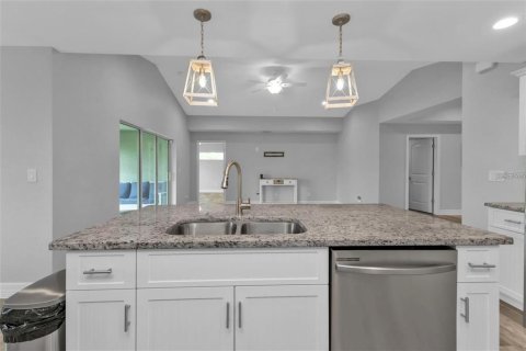House in Port Charlotte, Florida 3 bedrooms, 167.04 sq.m. № 2217720 - photo 8